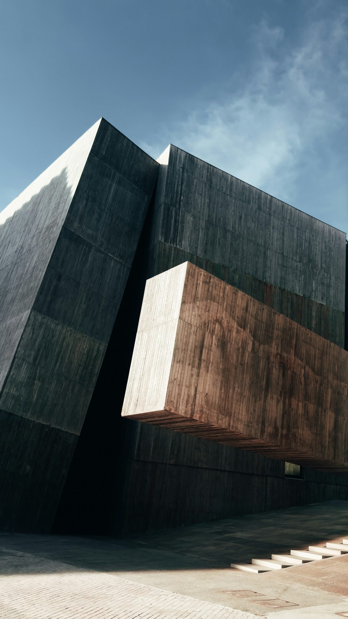 Edifício de betão com formas geométricas